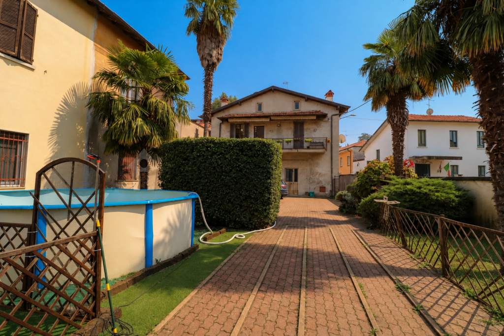 Saronno villa con giardino in vendita