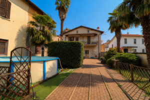 Saronno villa con giardino in vendita